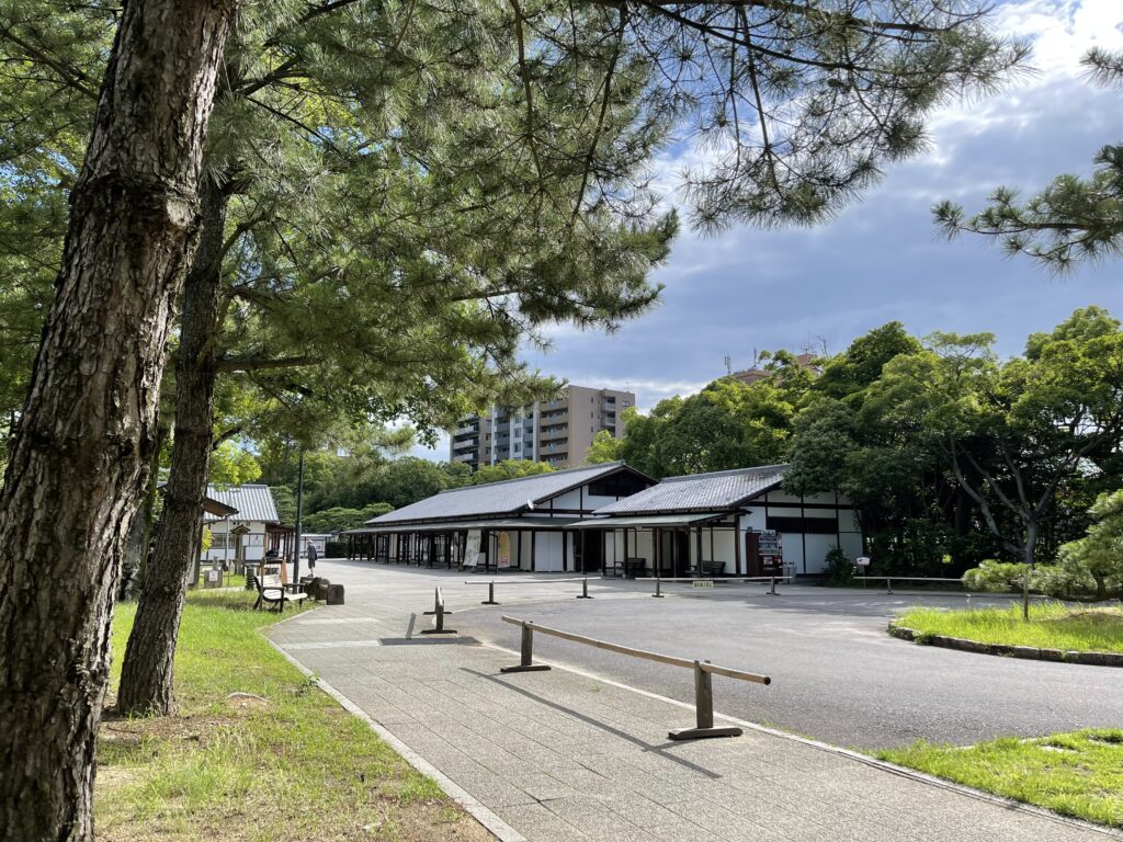 ７月の栗林庵と駐車場