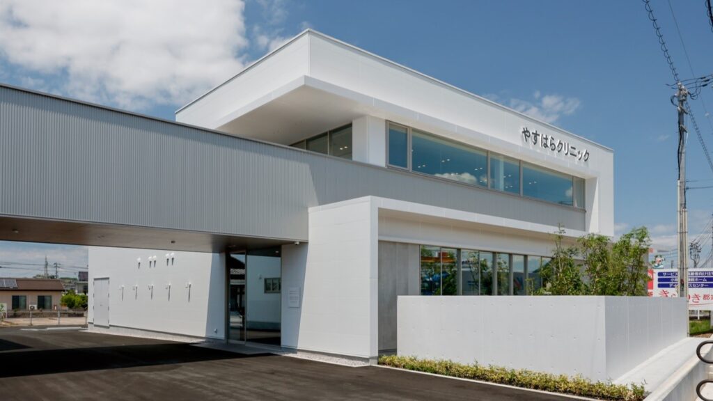 クリニックの車寄せと出入口写真