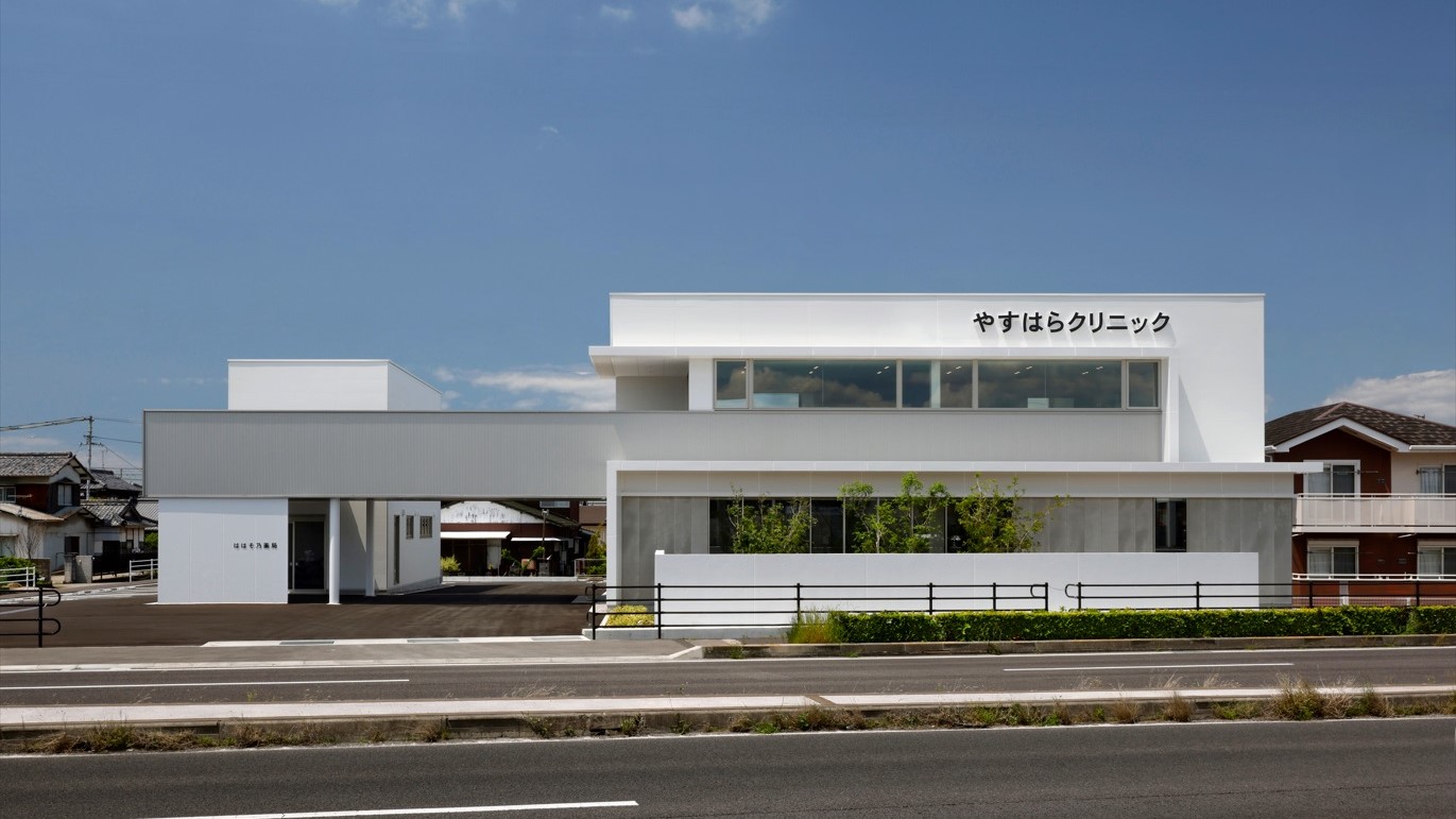 クリニック　新規開院　新築　建築設計実例　白い外観　清潔感重視