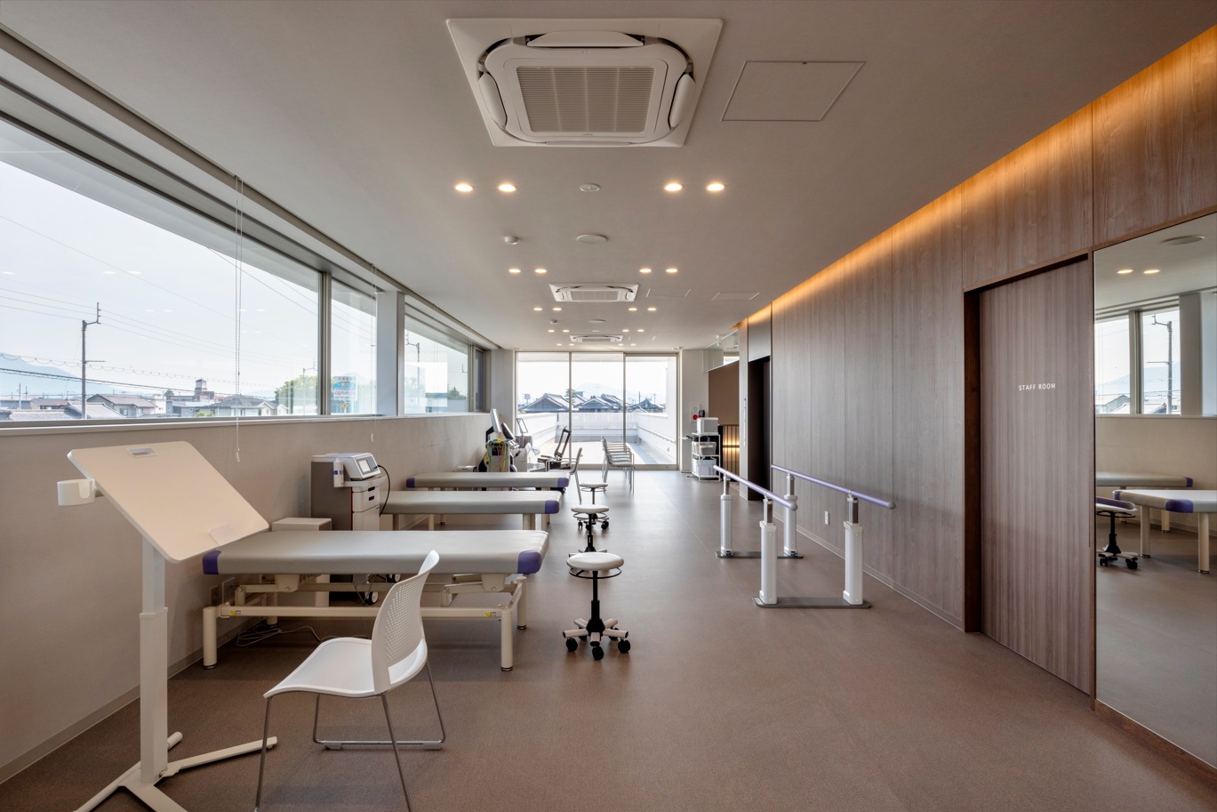 クリニック　新規開院　新築　建築設計実例　白い外観　清潔感重視　